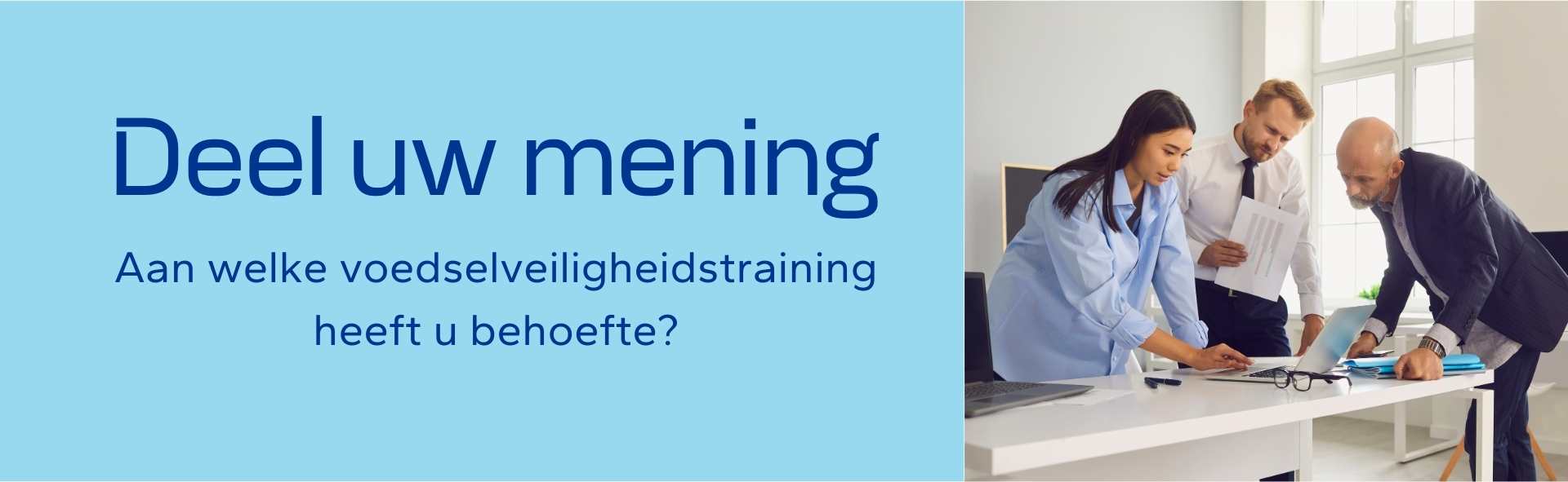 Deel uw mening over voedselveiligheidstrainingen staat geschreven op een blauwe achtergrond, met daarnaast een drietal mensen die over papieren gebogen staan.
