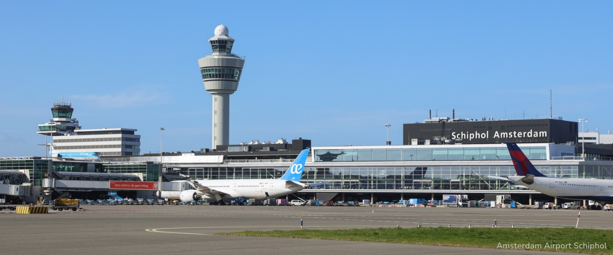 Blik in de vluchtleiding op een luchthaven, waar mensen aan het werk zijn en naar schermen kijken