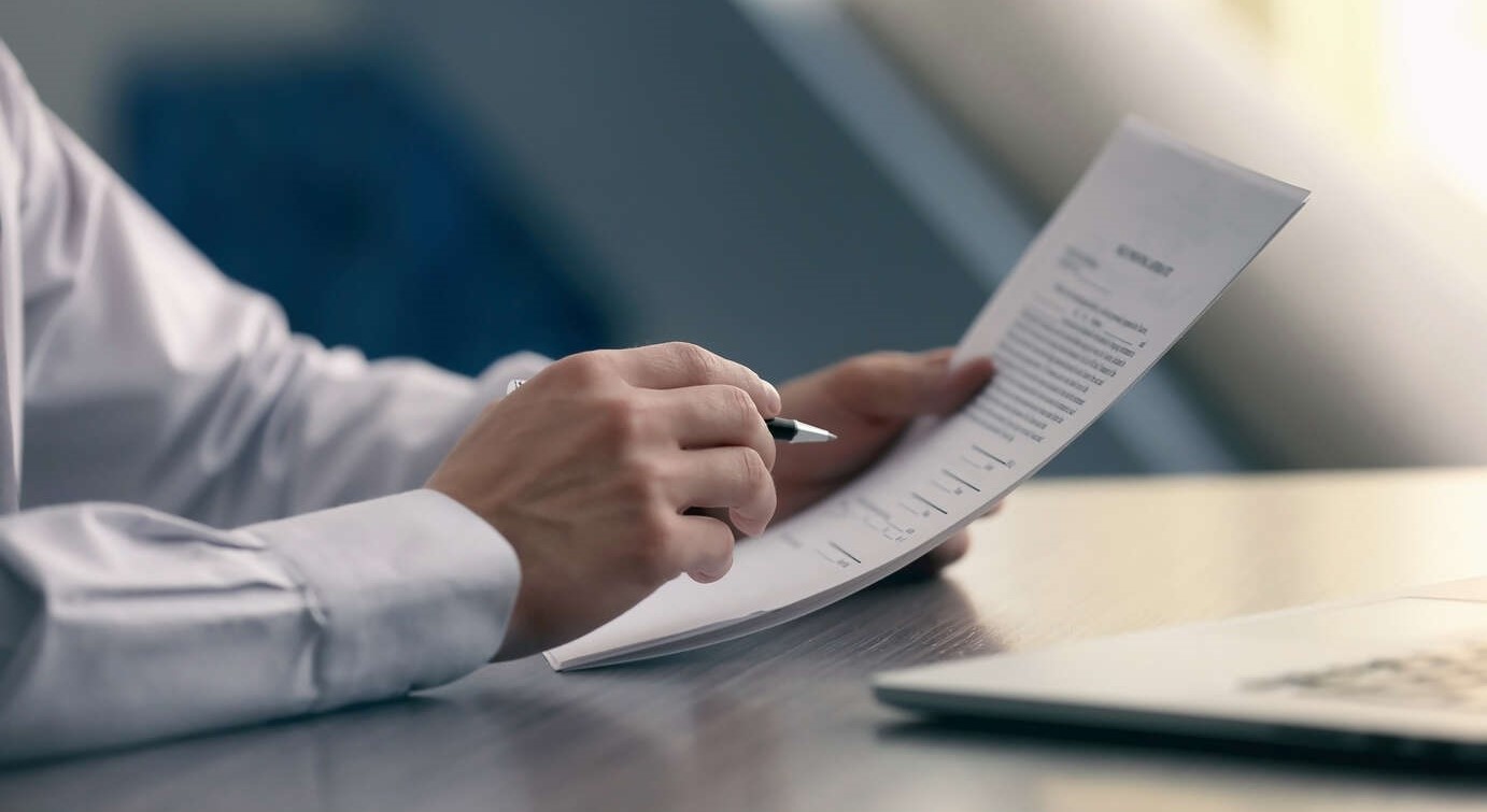 Zakenman leest documenten