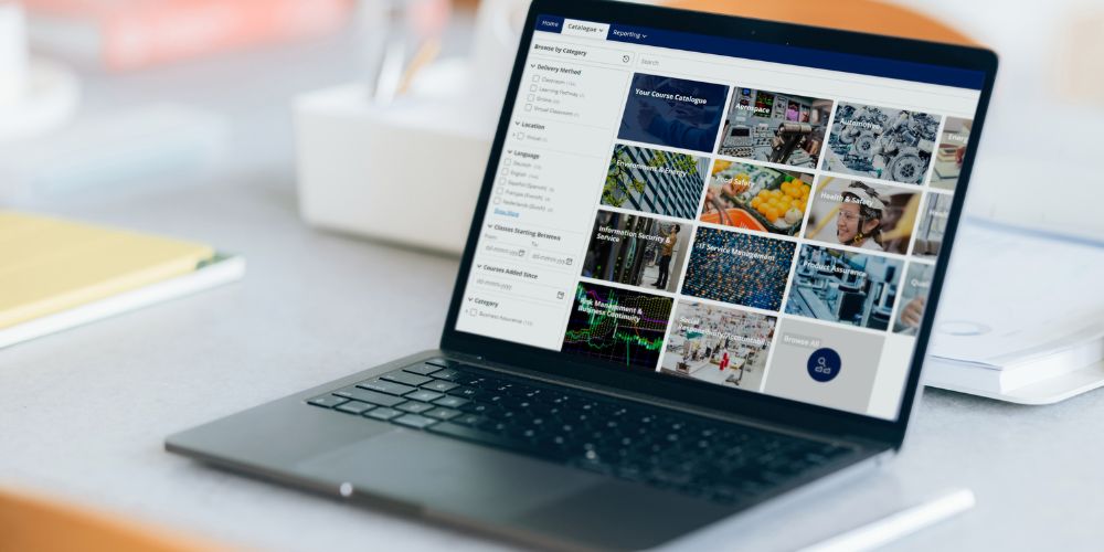 Laptop waarop My Training Platform wordt weergegeven