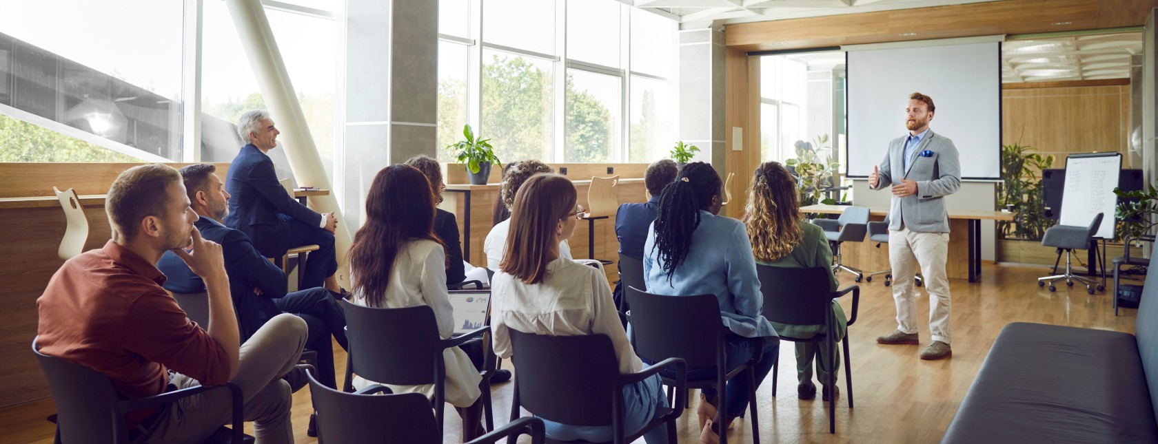 Mensen op een vergadering met een man vooraan