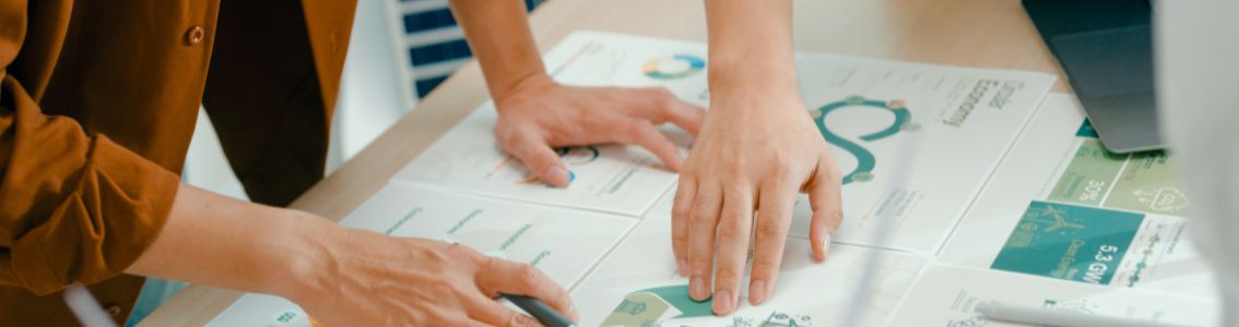 Close-up van teamleden die certificeringsdocumenten bekijken