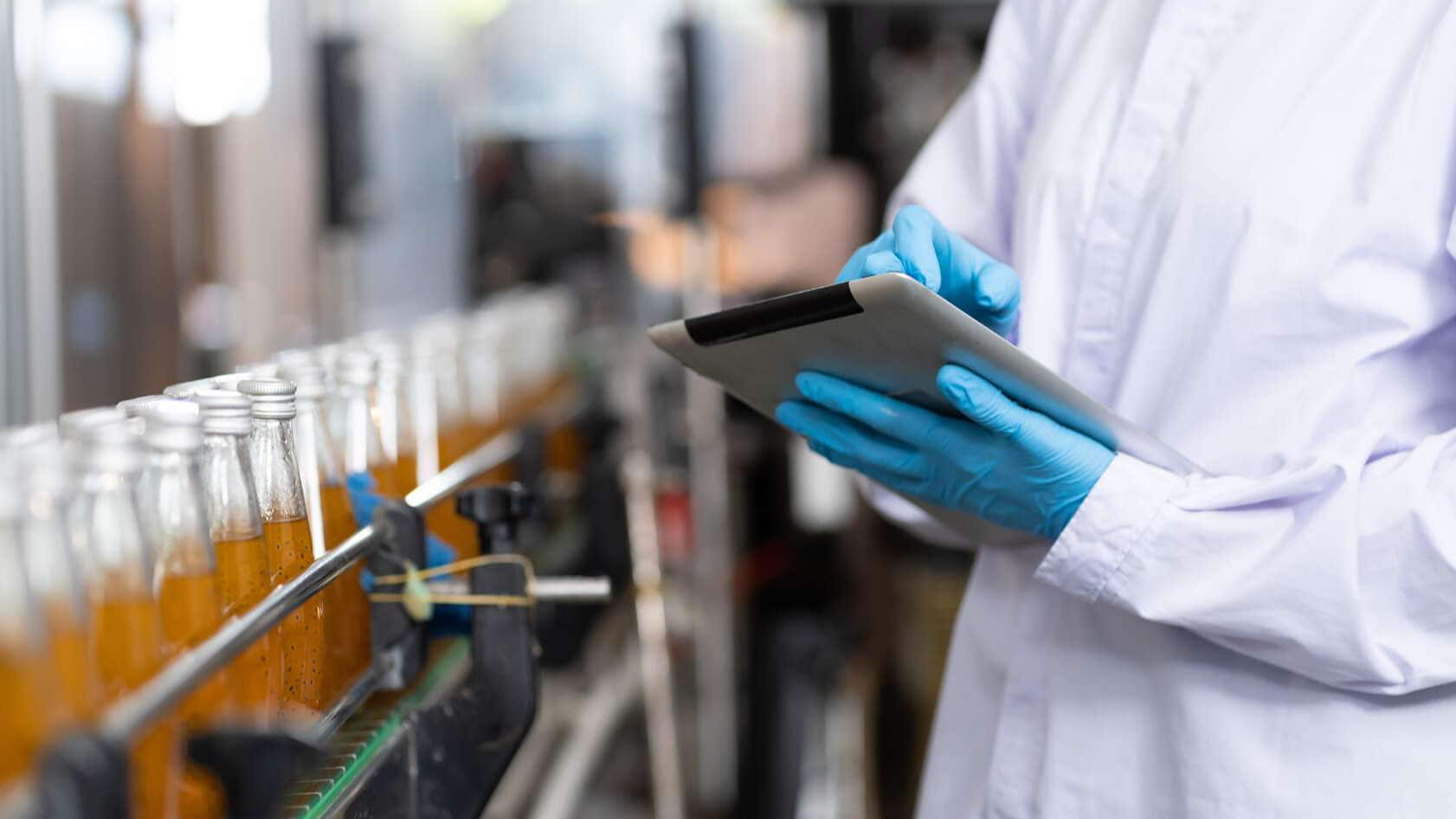 Producent controleert productflessen