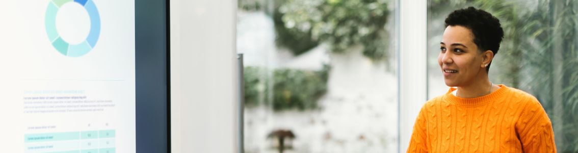 ISO-auditor die training geeft met behulp van een laptop