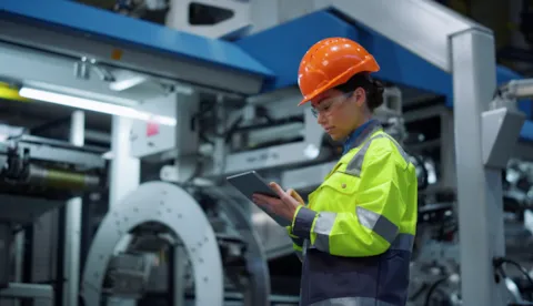 Medewerker in productie omgeving onderzoekt een incident