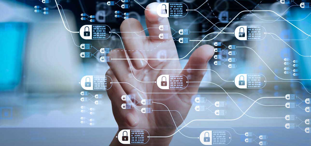 De afbeelding toont een close-up van een hand die interactie heeft met een transparante digitale interface. De achtergrond is wazig en bevat blauwe en witte tinten. Over de afbeelding zijn verschillende digitale pictogrammen en symbolen geplaatst, waaronder hangsloten, lijnen en knooppunten, die thema's van cyberbeveiliging of gegevensbescherming suggereren.