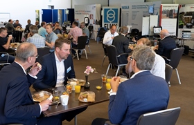 netwerken tijdens de lunch op de Marktplaats - Transformatordag 2020