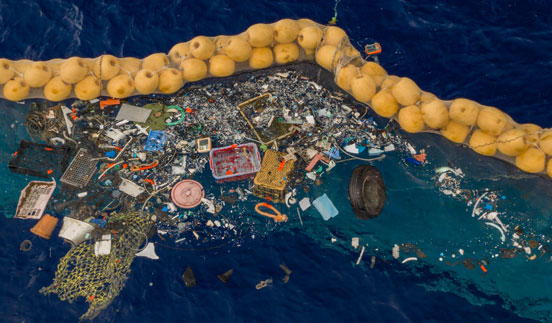 Schep vertrouwen in teruggewonnen plastic uit de oceaan.